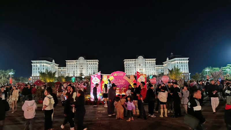 Đông đảo người dân và du khách đón chờ chương trình nghệ thuật và màn pháo hoa tầm thấp.