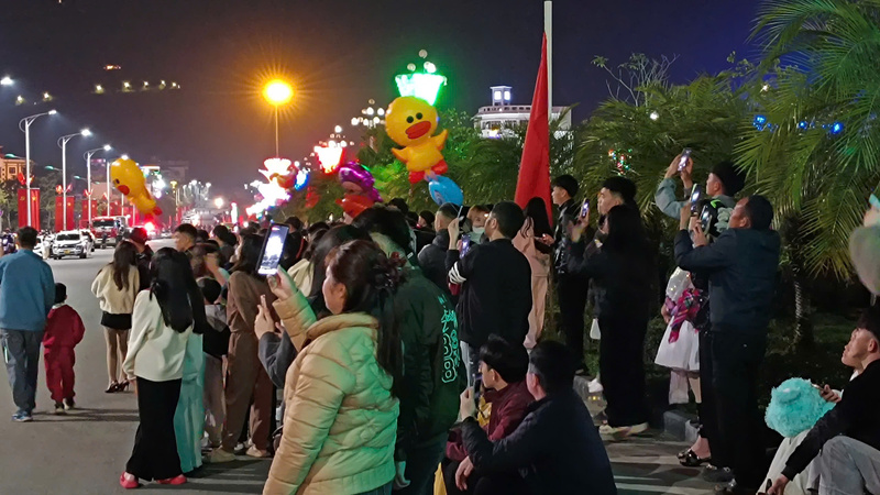 Người dân tập trung đông kín khu vực Quảng trường TP. Lai Châu từ sớm để chờ đón màn bắn pháo hoa đêm Giao thừa Tết Bính Ngọ 2026.