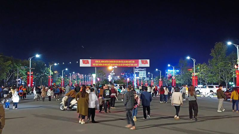 Người dân hối hả đổ về khu vực quảng trường TP. Lai Châu.