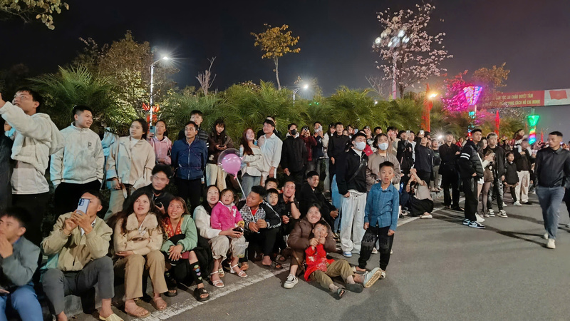 Người dân háo hức mong chờ màn bắn pháo hoa trước thời khắc chuyển giao năm cũ sang năm mới.