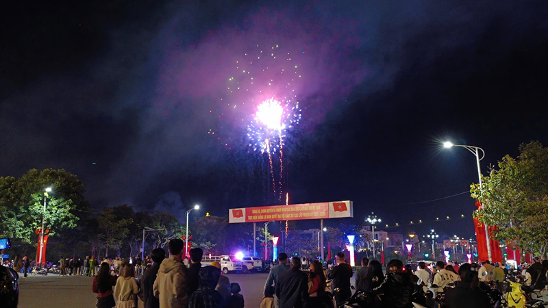 Sau khi kết thúc chương trình văn hóa nghệ thuật là màn bắn pháo hoa chào mừng năm mới, tại khu vực Hồ Hạ - trái tim của thành phố, màn pháo hoa sẽ soi bóng xuống mặt nước lung linh, tạo nên khung cảnh kỳ ảo giữa núi rừng hùng vĩ.