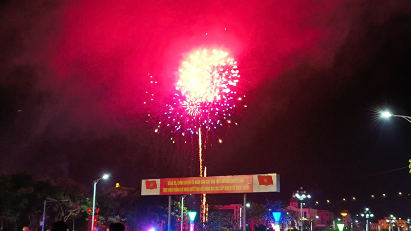Pháo hoa rực rỡ trên bầu trời TP. Lai Châu.