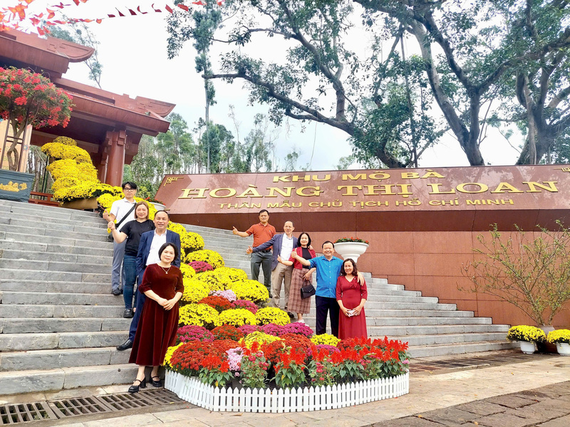 Lễ dâng hương tại Khu di tích Kim Liên đã trở thành nét đẹp văn hóa đầu năm mới, thể hiện đạo lý “uống nước nhớ nguồn” của người dân đất Việt.
