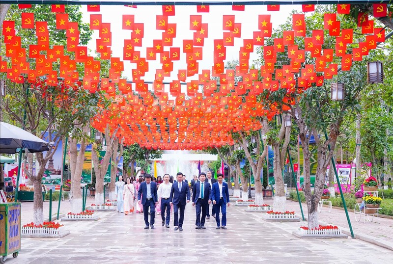 Khu di tích Kim Liên rực rỡ cờ hoa chào đón người dân về với quê hương Bác trong không khí xuân vui tươi, phấn khởi.