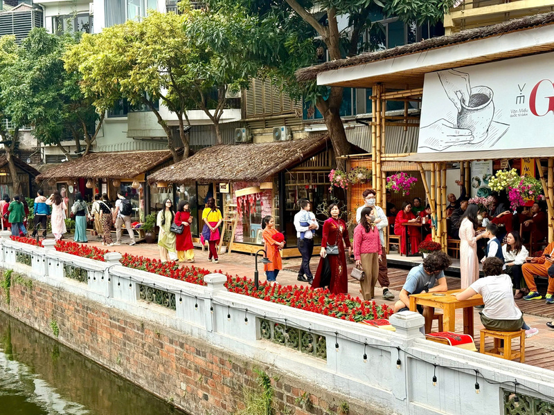 Tại không gian Hồ Văn (Văn Miếu Quốc Tử Giám, Hà Nội), người dân thong thả, thưởng thức không khí trong lành. Ảnh: Diệu Anh