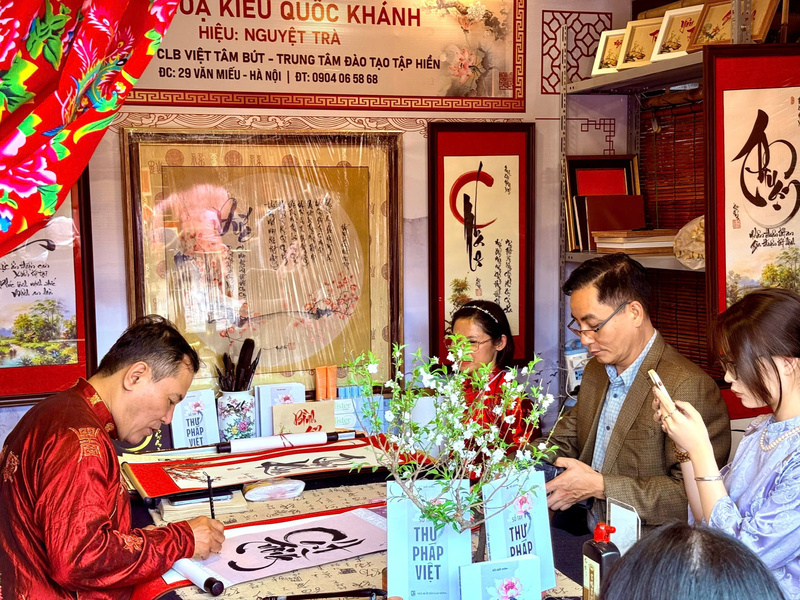 Nhiều gia đình đến xin chữ để mong năm mới thịnh vượng, cát tường. Ảnh: Diệu Anh