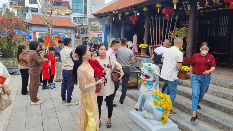 Di tích đền Trần còn là nơi giáo dục truyền thống yêu nước cho thế hệ trẻ. Ảnh: Harry Tran