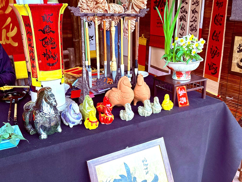 Một góc “làm việc” sinh động, lấy chủ đề linh vật ngựa của năm Bính Ngọ. Ảnh: Diệu Anh