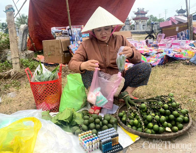 Mua tài lộc đầu năm với trái cau, ngọn trầu là nét đặc sắc của chợ Tết Mỹ Lợi.