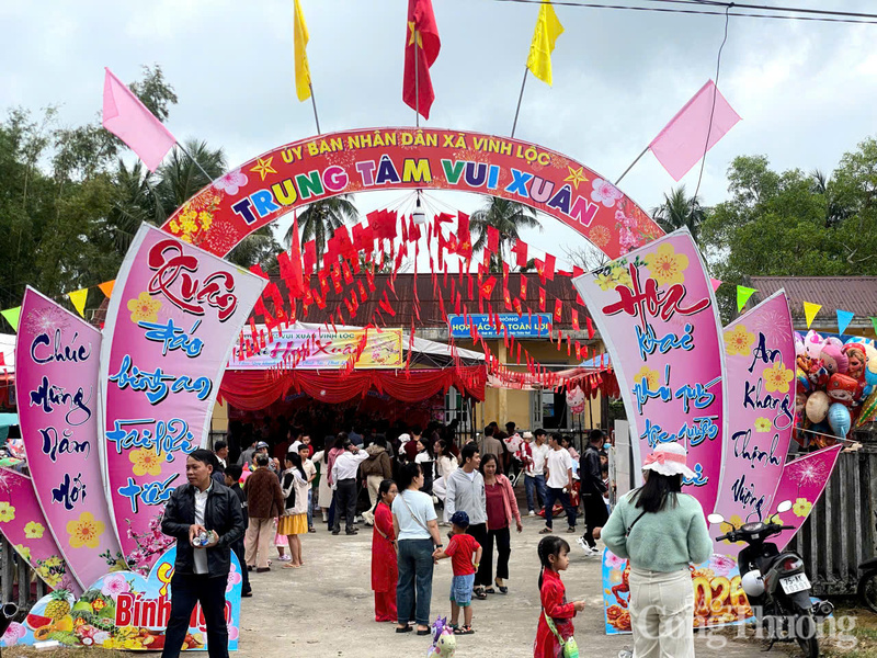 Ngoài phần chợ thì chợ Tết Mỹ Lợi còn có trung tâm vui xuân.