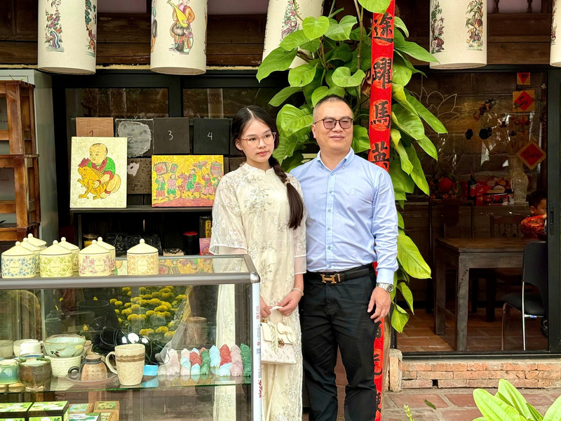 Các vị khách tranh thủ ghi lại những khoảnh khắc mừng năm mới. Ảnh: Diệu Anh