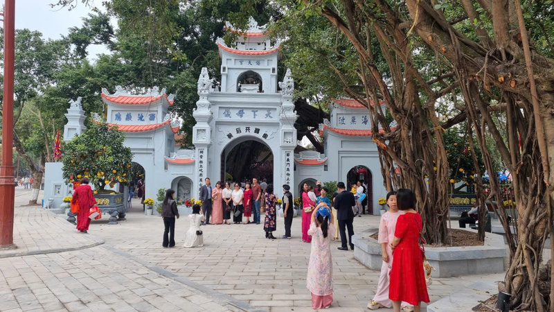 Ngay từ sáng mùng 1 Tết Bính Ngọ năm 2026, dòng người đã tấp nập đổ về Đền Mẫu dâng hương, xin lộc đầu năm. Ảnh: Hồng Vũ