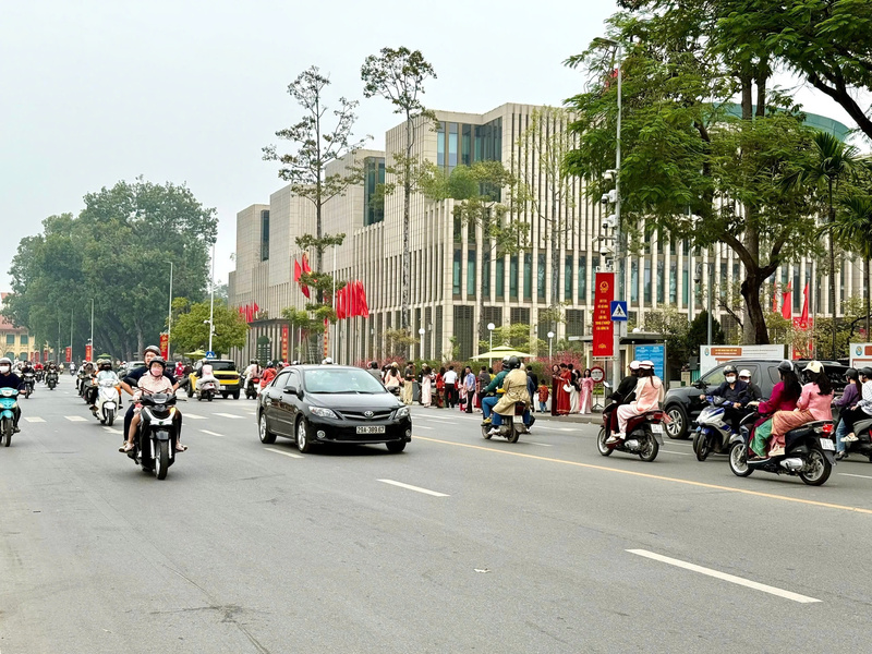 Khác hẳn với không khí yên bình ngày thường, hôm nay xe cộ tấp nập. Mọi người đều muốn bắt đầu một năm mới Bính Ngọ rộn ràng, tươi đẹp. Ảnh: Diệu Anh