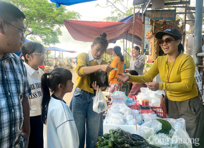 Gia đình trẻ mua vôi và muối với với quan niệm: "Đầu năm mua muối, cuối năm mua vôi" cầu mong sự suông sẻ, hanh thông trong năm mới. Và nụ cười người mua, người bán cũng là nét đẹp của chợ tết ở Mỹ Lợi.