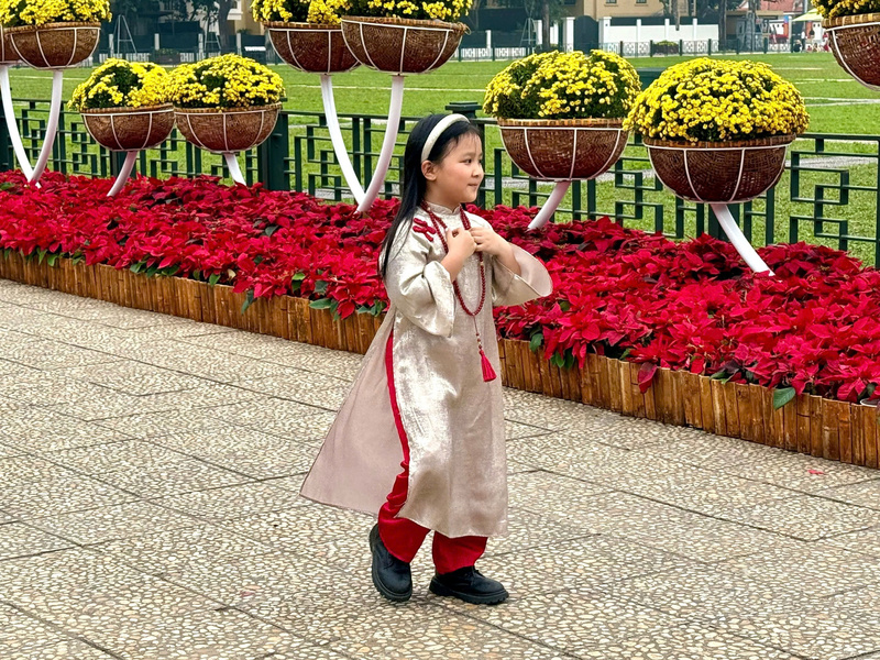 Em bé được cha mẹ cho diện áo dài đi chơi Tết. Ảnh: Diệu Anh