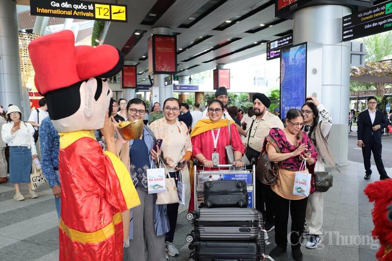 TP. Đà Nẵng tổ chức nhiều hoạt động chào đón các du khách, mang đến không khí vui tươi, rộn rã trong ngày đầu năm mới