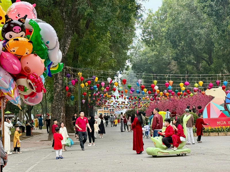 Tại công viên Thống Nhất, nhiều gia đình tranh thủ cùng nhau du xuân, tham gia các hoạt động vui chơi giải trí. Ảnh: Diệu Anh