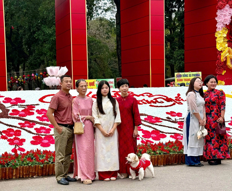 Một gia đình tranh thủ ghi lại những kỷ niệm ngày du xuân. Ảnh: Diệu Anh