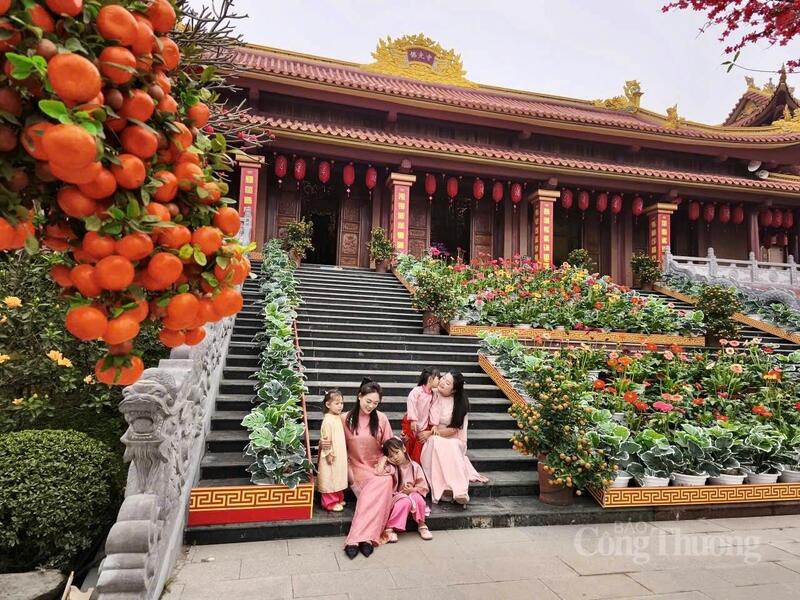 Chùa Bầu - điểm đến du lịch tâm linh thu hút du khách ngay từ đầu năm.