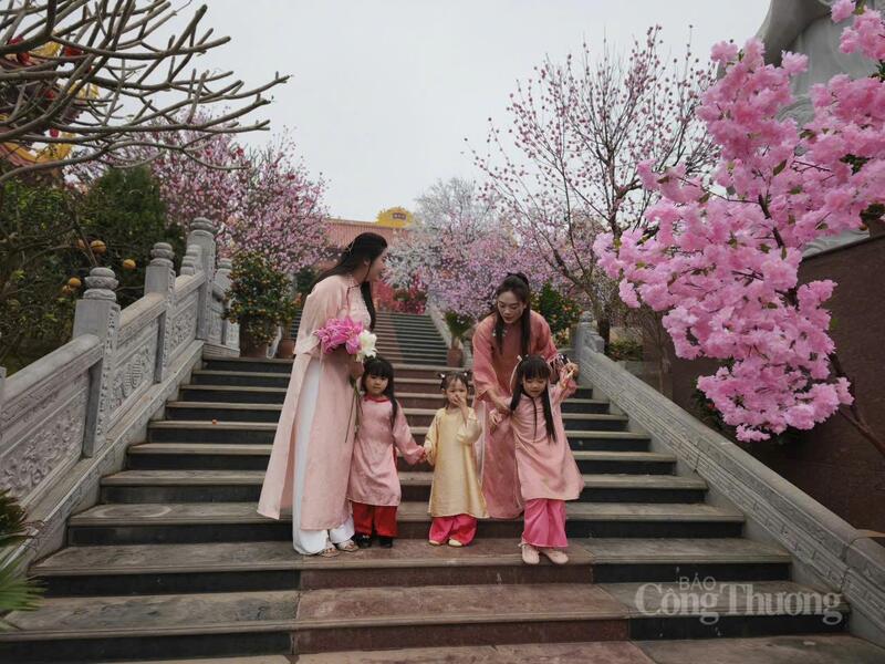 Sự gia tăng lượng khách dịp đầu xuân cho thấy, chùa Bầu đang từng bước trở thành sản phẩm du lịch tâm linh đặc trưng.