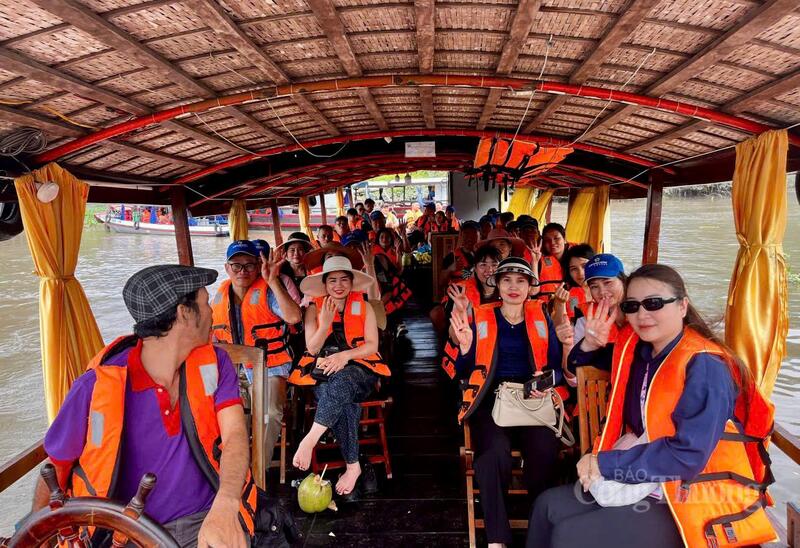 Du khách trải nghiệm sông nước Nam Bộ, góp phần phát triển kinh tế.