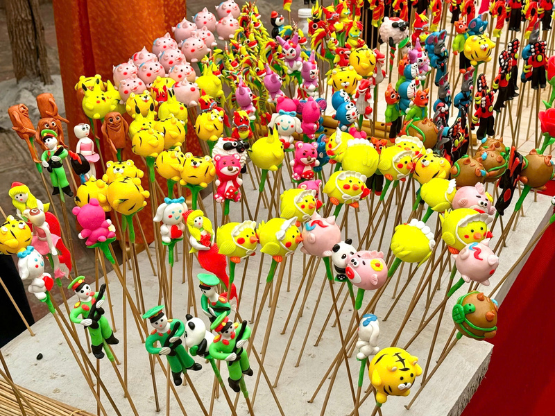 Sạp hàng tò hè rực rỡ sắc màu được rất nhiều bạn nhỏ yêu thích. Ảnh: Diệu Anh