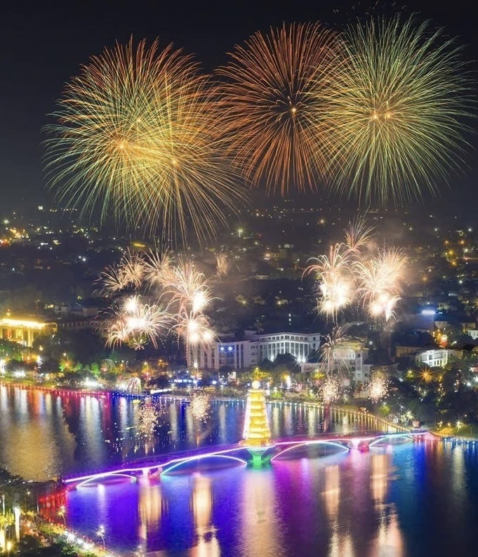 Màn bắn pháo hoa đã mang đến cho người dân niềm hân hoan trong khoảnh khắc chuyển giao giữa năm cũ và năm mới. Ảnh: CTV