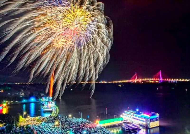 Cần Thơ: Pháo hoa rực rỡ chào Xuân Bính Ngọ 2026 - 2