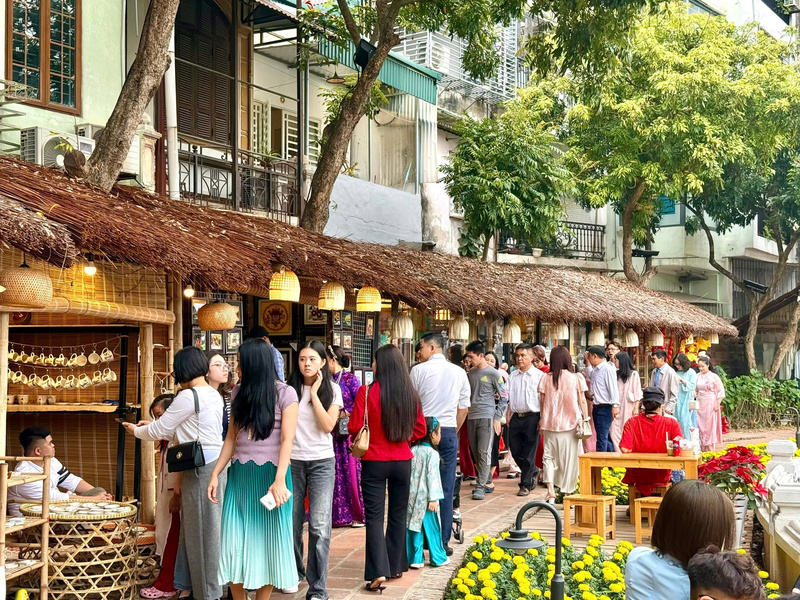 Các gian hàng truyền thống đông đúc ngày mùng 1 Tết. Ảnh: Diệu Anh