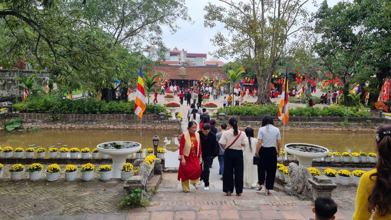 Chùa Chuông là điểm tham quan hấp dẫn, góp phần khẳng định chiều sâu văn hóa của Phố Hiến. Ảnh: Văn Trần