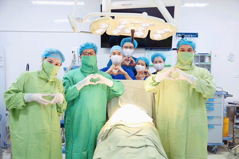 Ê-kíp trực thực hiện thành công ca mổ chào đón công dân nhí đầu tiên của năm mới Bính Ngọ 2026 tại Bệnh viện Phụ sản Hà Nội. Ảnh: BVCC