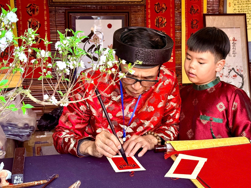Xin chữ đầu năm là nét đẹp văn hóa truyền thống của người Việt, gửi gắm mong ước con trẻ chăm học, biết tôn sư trọng đạo. Ảnh: Diệu Anh