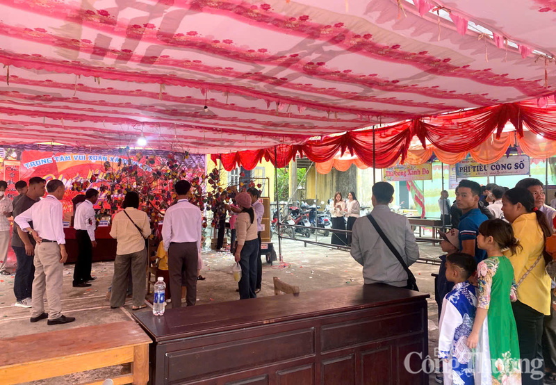 Hái hoa may mắn đầu xuân thu hút rất đông người dân tham gia.