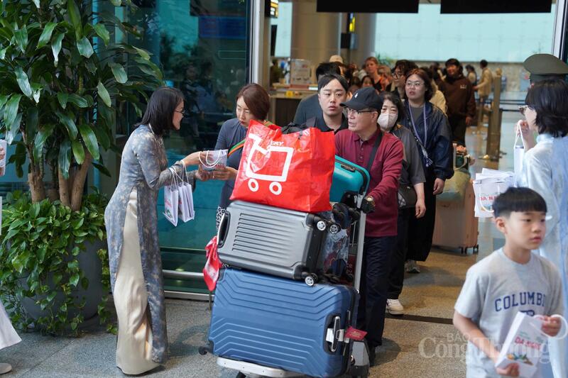 Tặng quà chào đón các du khách đến TP. Đà Nẵng tại ga đến quốc tế Sân bay quốc tế Đà Nẵng