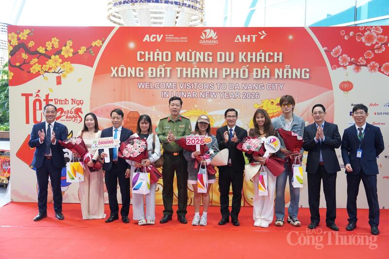 TP. Đà Nẵng chào đón những du khách quốc tế đầu tiên "xông đất" du lịch thành phố đầu năm mới Bính Ngọ 2026