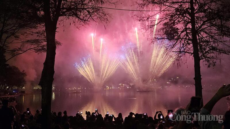 Người dân Thủ đô háo hức với màn bắn pháo hoa đón chào năm mới 2026 - 5