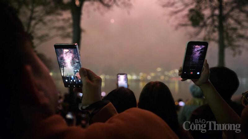 Âm thanh rộn ràng và sắc màu pháo hoa hòa quyện, mang đến không khí ấm áp, lạc quan cho một năm mới với nhiều khởi sắc và khí thế mới.