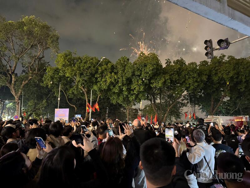 Khoảnh khắc đoàn viên gia đình, bạn bè quây quần bên nhau dưới bầu trời pháo hoa, cùng đón Xuân mới giữa lòng Hà Nội.