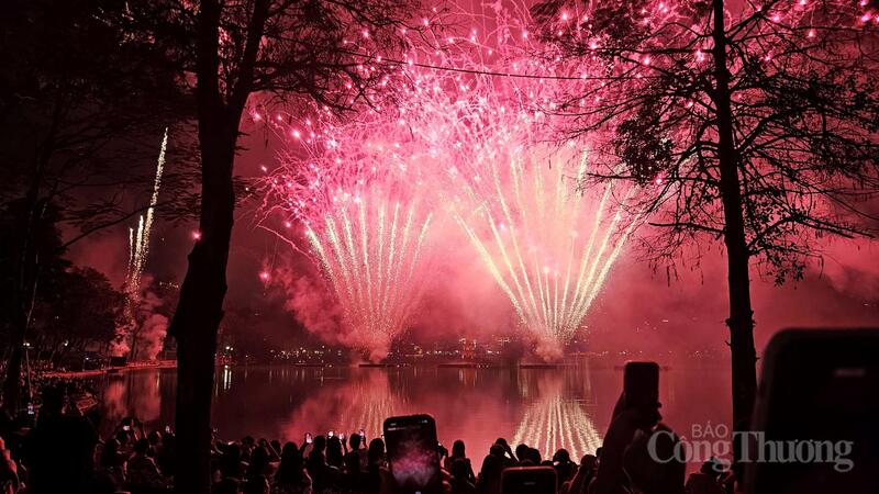 Pháo hoa rực sáng bầu trời hồ Gươm đúng thời khắc 0h, mở ra năm mới 2026 trong niềm hân hoan của hàng vạn người dân Thủ đô.