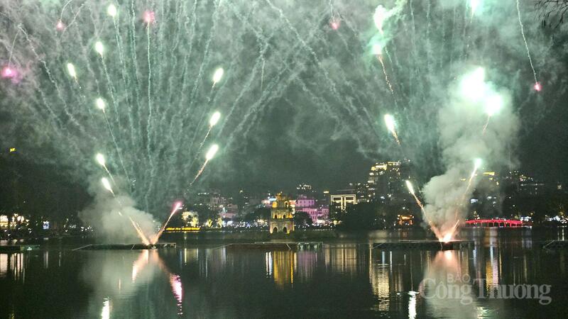 Tháp Rùa hiện lên linh thiêng giữa những màn pháo hoa rực rỡ.