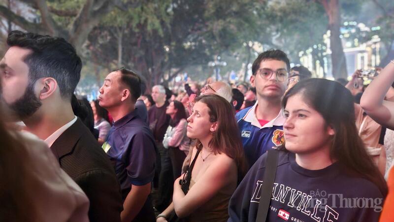 Du khách nước ngoài háo hức với những màn pháo hoa giữa bầu trời Hà Nội.