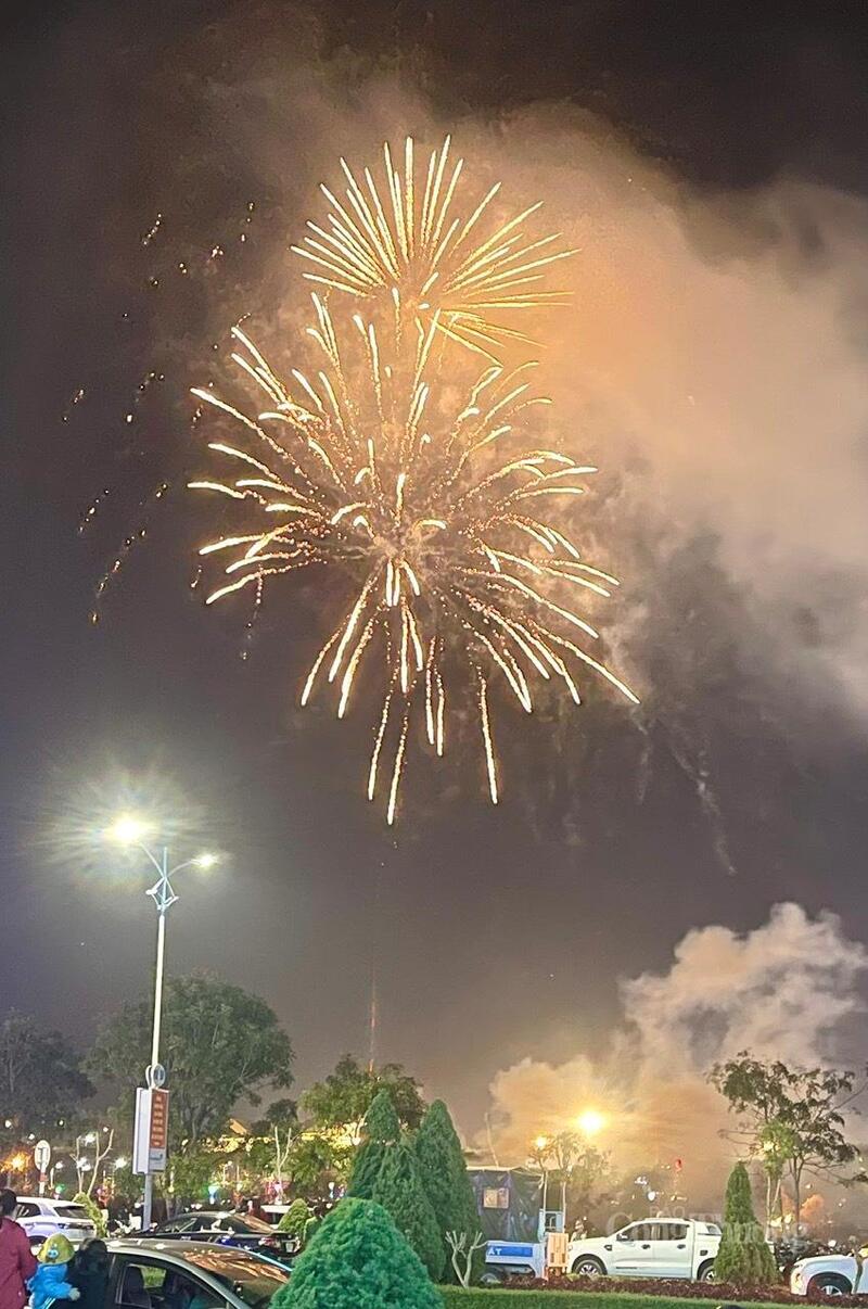 Người dân Thủ đô háo hức với màn bắn pháo hoa đón chào năm mới 2026 - 6