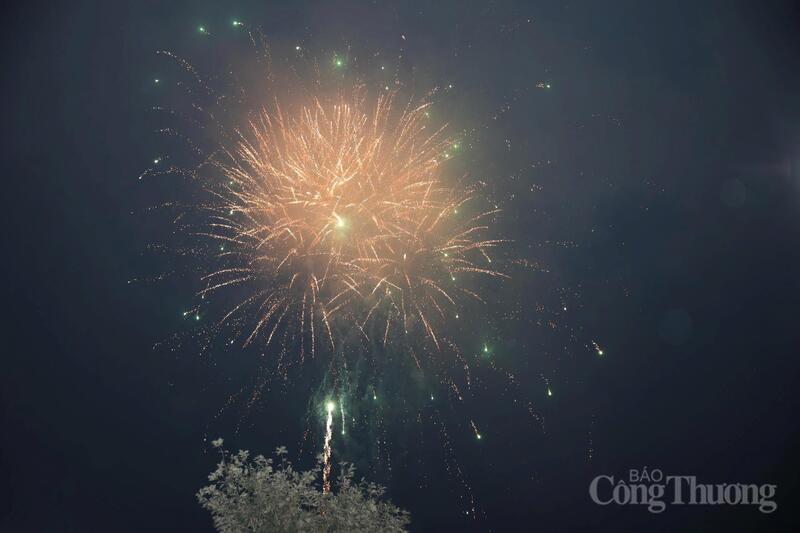 Người dân Thủ đô háo hức với màn bắn pháo hoa đón chào năm mới 2026 - 8