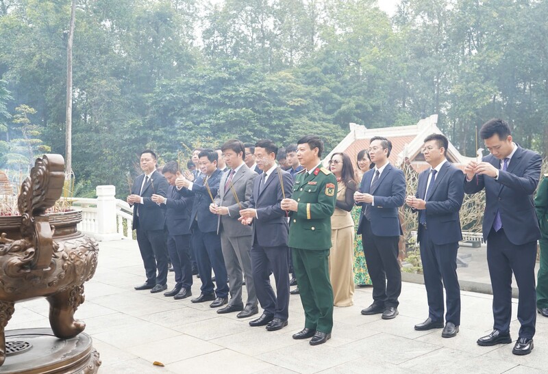 Bộ trưởng Nguyễn Mạnh Hùng cùng đoàn đại biểu Bộ Khoa học và Công nghệ dâng hương tưởng niệm Chủ tịch Hồ Chí Minh tại Khu di tích K9 Đá Chông