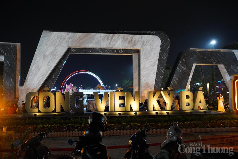 Dòng người đổ về Công viên Kỳ Bá, phường Trần Lãm, tỉnh Hưng Yên xem pháo hoa, đón giao thừa. Ảnh: Minh Thuỳ