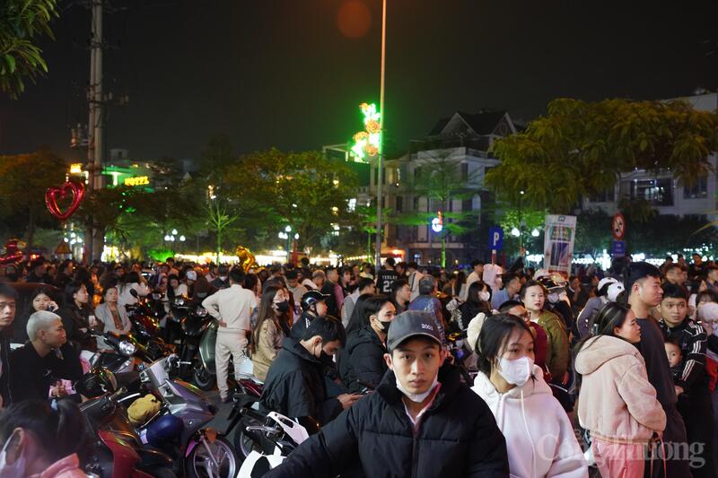 Rực rỡ pháo hoa đón giao thừa Bính Ngọ 2026 tại Hưng Yên - 2