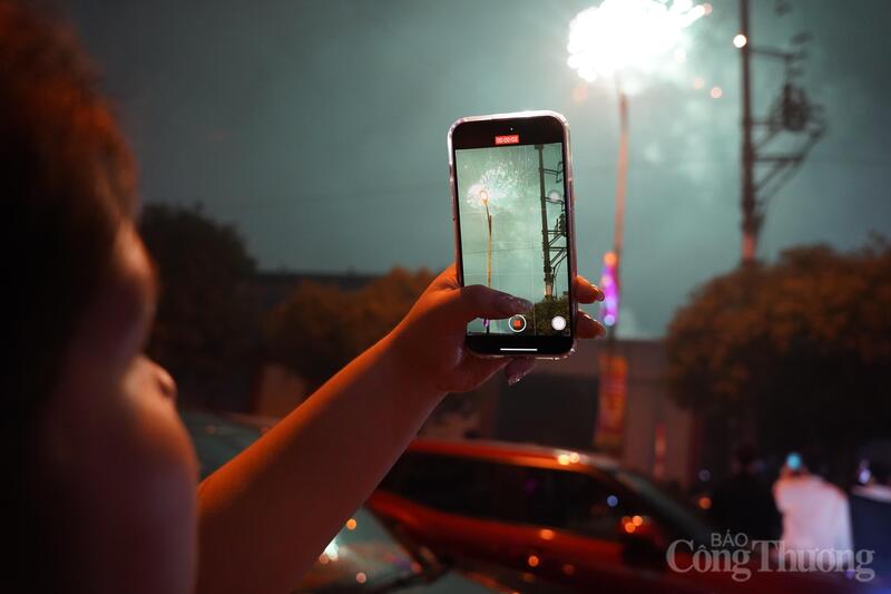 Rực rỡ pháo hoa đón giao thừa Bính Ngọ 2026 tại Hưng Yên - 13