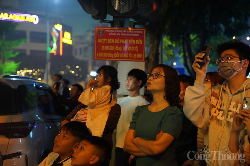 Rực rỡ pháo hoa đón giao thừa Bính Ngọ 2026 tại Hưng Yên - 10