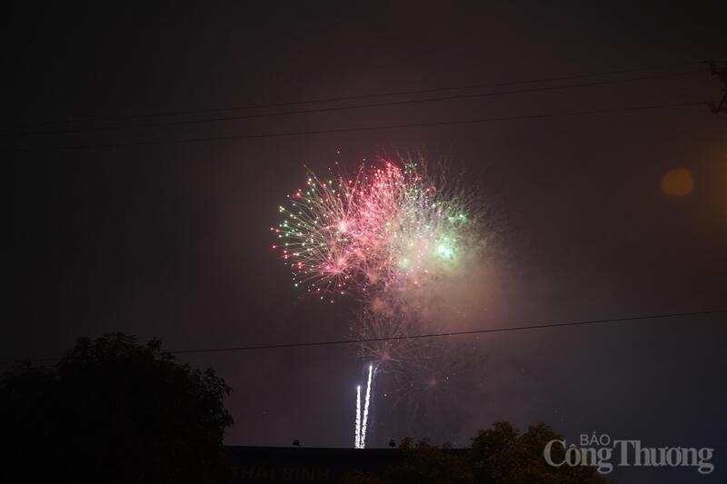 Đúng 0 giờ, những chùm pháo hoa tầm cao đồng loạt vút lên từ khu vực Công viên Kỳ Bá, tỏa sáng rực rỡ trên bầu trời đêm, đánh dấu khoảnh khắc chuyển giao thiêng liêng sang năm mới Bính Ngọ 2026. Ảnh: Minh Thuỳ