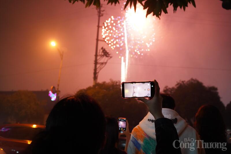 Từng chùm pháo bung nở trên nền trời. Mọi người hào hứng tận hưởng không khí Tết vui tươi cùng người thân và gia đình, cùng chúc nhau những điều tốt lành trong năm mới. Ảnh: Minh Thuỳ